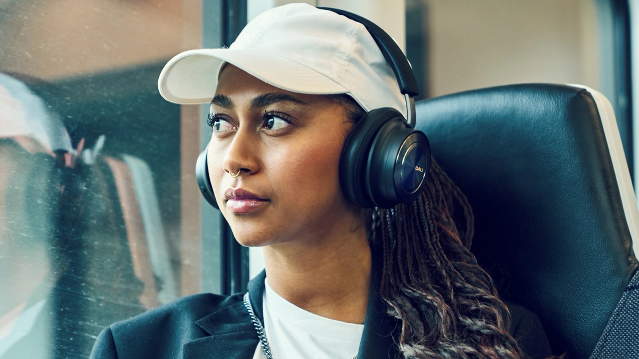 Gro_(imgi_26_DALI_IO-8_-_Lifestyle_-_woman_in_train_03-no_brand)